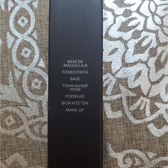 NIB Laura Mercier Foundation- 6N1 Truffle Color - Picture 2 of 10